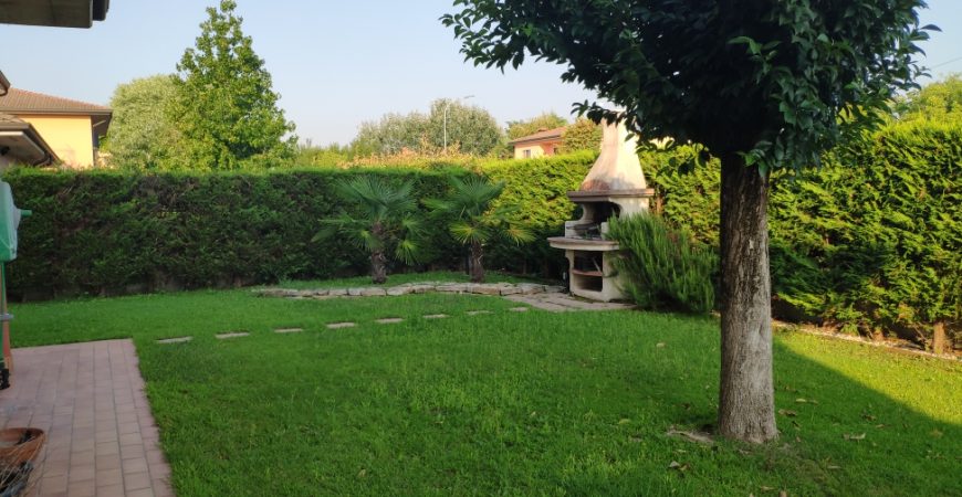 Villa bifamiliare con ampio giardino 5