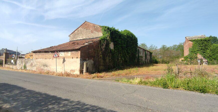 Rustico indipendente su terreno di 3000 mq 2