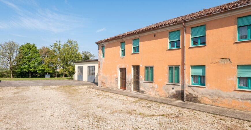 Casa con Terreno a Venera di Sanguinetto 1